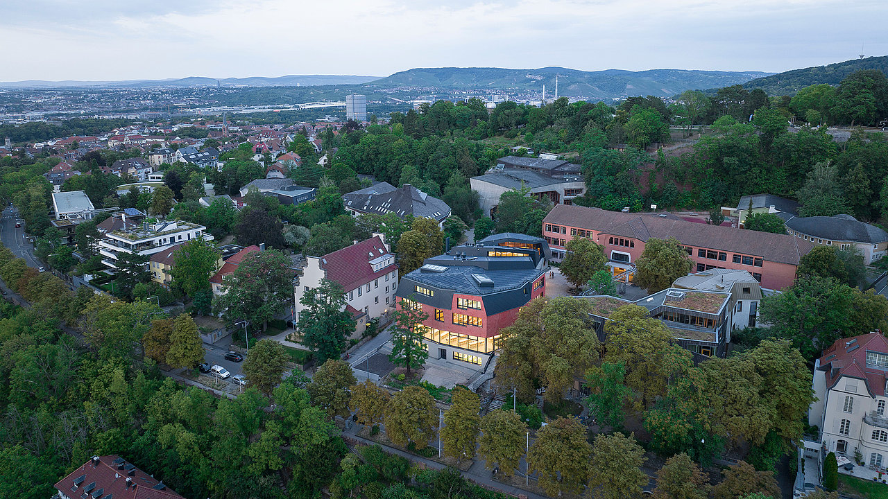 Blick von oben auf das neue Gebäude der Naturwissenschaft