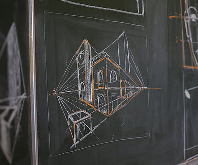 Geometrische Zeichnung an der Tafel von der Schule