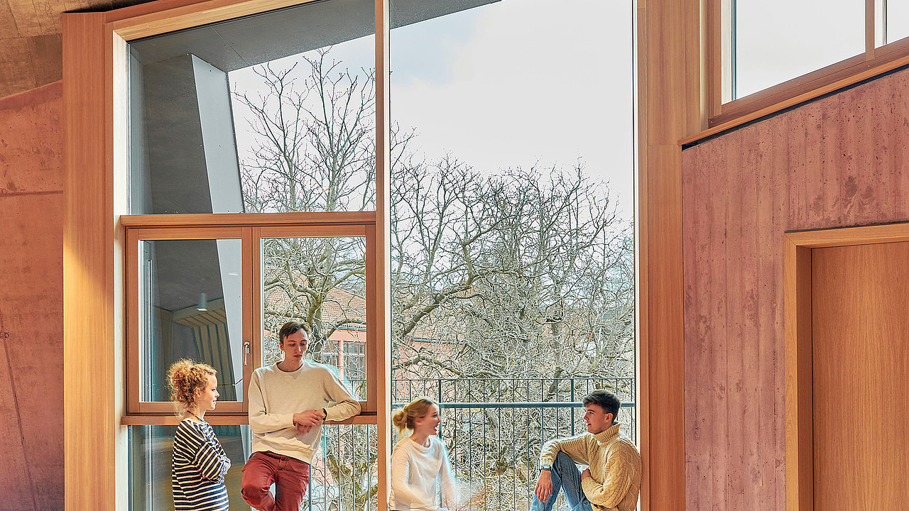 Schüler sitzen auf einer Fensterbank im neuen Gebäude der Naturwissenschaft