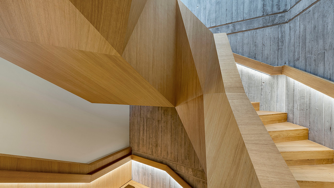 Neue Holztreppe im Gebäude Naturwissenschaft